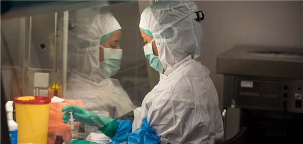 Bei der Zytostatika-Zubereitung ist das Gesundheitspersonal regelmäßig kanzerogenen, mutagenen sowie reproduktionstoxischen Materialien ausgesetzt.