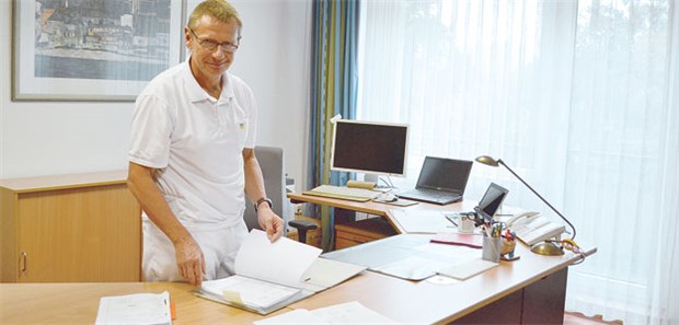 Arzt vertraut auf Infarktmelder aus dem Labor Bei der ärztlichen Arbeit: Dr. Klaus Edel sichtet die Laborergebnisse seiner Patienten.