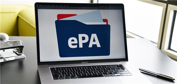 Ein Bildschirm steht aufgeklappt auf einem Tisch, auf dem Monitor ist das Wort ePA zu sehen.