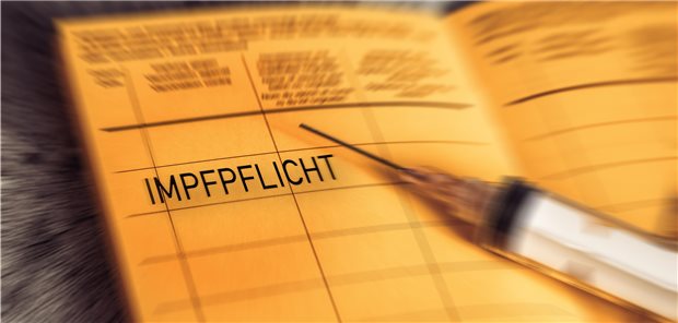 Bei der einrichtungsbezogenen Impflicht gibt es getrennte Regelungen für Altbeschäftigte und Neueinstellungen. Nur bei Neueinstellungen ist die Beschäftigung untersagt.
