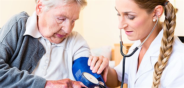 Bei der geriatrische Behandlung gibt es Unterschiede zwischen GOÄ und EBM zu beachten. © Kzenon / stock.adobe.com