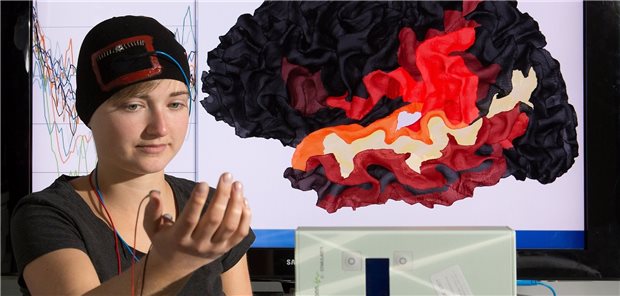 Pflege nach Schlaganfall: Kann Telemedizin die Reha in der Klinik ersetzen? Bei der in Ilmenau entwickelten Methode werden die Hirnströme in Echtzeit gemessen und analysiert und von den gewonnenen Daten Parameter für eine elektrische Stimulation des Gehirns abgeleitet