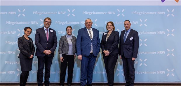 Laumann: Die Pflege muss über sich selbst bestimmen Bei der konstituierenden Sitzung der Pflegekammer NRW: Anja Wiedermann (Geschäftsführerin Pflegekammer), Ludger Risse (Stv. Vorsitzender Errichtungsausschuss), Sandra Postel (Vorsitzende Errichtungsausschuss), Landesgesundheitsminister Karl-Josef Laumann, Gudrun Hasse-Kolkowski und Jens Albrecht (Vorstandsmitglieder Errichtungsausschuss) (v.l.n.r.)