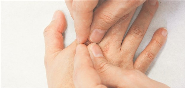 Bei der neuen dorsalen Vierfingertechnik wird das MCP-Gelenk mit Daumen und Zeigefinger beider untersuchenden Hände von der Dorsalseite palpiert.