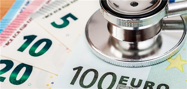 KV-Chefs pochen auf Ausgleich der Kostensteigerungen für Praxen Ein Stethoskop liegt auf Geldscheinen.