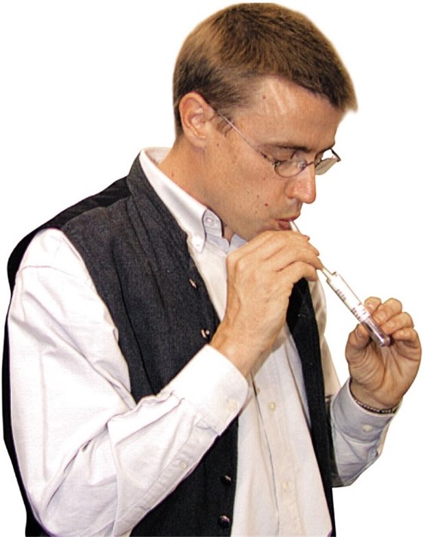 Helicobacter pylori, und was dann? Bei diesem Patienten wird mit einem Test kontrolliert, ob er mit Helicobacter pylori infiziert ist.