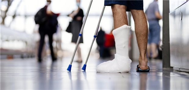 Mann mit Gips am Bein