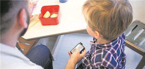 Bei einem Dreijährigen wird die Insulinpumpe eingestellt: Die Pumpentherapie hat für Kinder und Jugendliche insgesamt Vorteile.