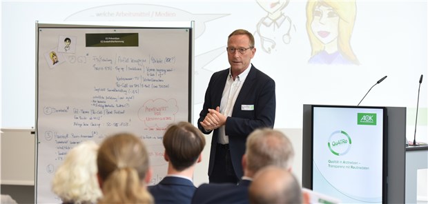 Gute Versorgung und ein Kummertelefon Bei einem QuATRo-Workshop im Haus des AOK-Bundesverbandes in Berlin diskutierten 40 Mitglieder von Arztnetzen unter anderem Vorschläge zu einer weiteren Verbesserung der Versorgungsqualität. Hier stellt Dr. Jörg Simon vom Gesundheitsnetz Osthessen die Ergebnisse der Arbeit seiner Gruppe vor. Jörg Schaller