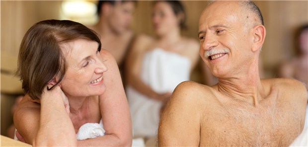 In die Sauna mit krankem Herz – Was ist ratsam? Bei einem Saunabesuch kann sich der Puls aus den unterschiedlichsten Gründen erhöhen. (Symbolbild mit Fotomodellen)