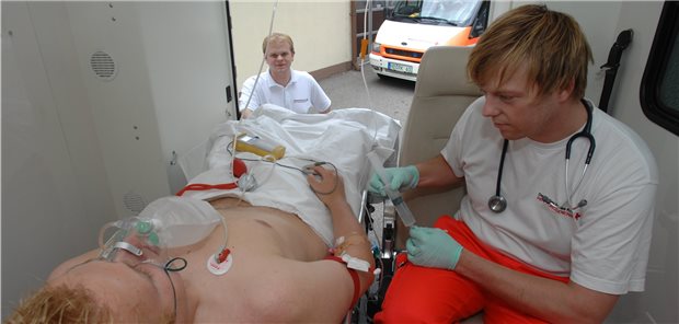 Bei einem akuten Herzinfarkt gilt es, die Schmerzen rasch zu lindern, ohne dabei die Antiplättchentherapie negativ zu beeinflussen. (Symbolbild mit Fotomodellen)