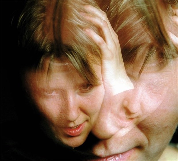 Atypikum mindert Symptome bei Schizophrenie rasch Bei einem an Schizophrenie erkrankten Menschen gerät die Wirklichkeit des Betroffenen ins Wanken und kann seine Identität zerstören.