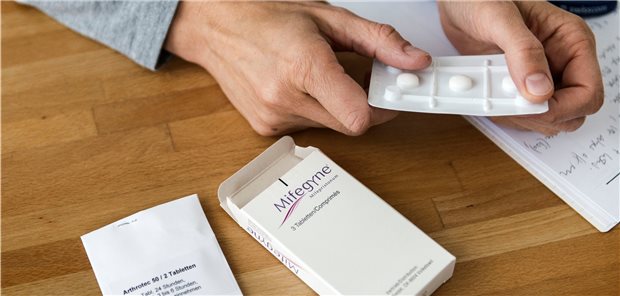 Bei einem telemedizinisch begleiteten medikamentösem Abort nehmen die Schwangeren zu Hause eine Tablette ein, die den Abbruch einleitet. Gynäkologen betreuen die Patientinnen per Video.