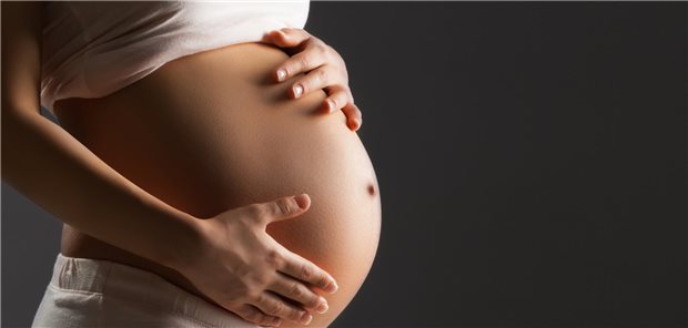 Frau hält sich ihren Babybauch