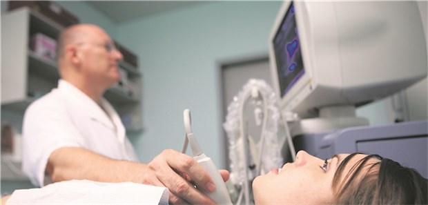 Bei einer Autoimmunthyreoiditis zeigt die Sonografie typischerweise ein echoarmes Parenchym.