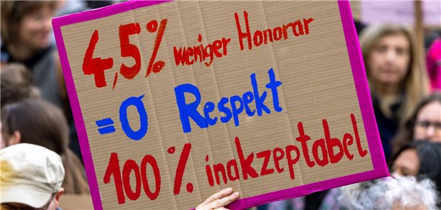 Bei einer Demonstration werden Schilder hochgehalten.