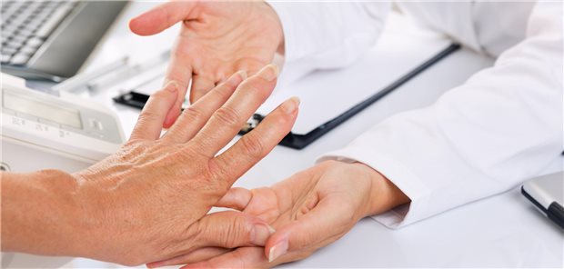 Bei einer Difficult-to-treat-Rheumatoider Arthritis (D2T-RA) bedeutet die Wirkungslosigkeit von Disease Modifying Antirheumatic Drugs (DMARDs) nicht zwangsläufig das Ende der therapeutischen Optionen. Es kann sich dann möglicherweise ein Wechsel der Medikamentenklasse oder auch die Rückkehr zu einem Wirkstoff, der in der Vergangenheit geholfen hat lohnen.