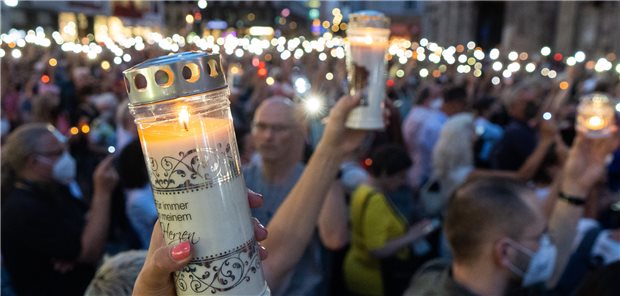Nach Suizid einer Impfärztin: Trauer – und die Suche nach Verantwortlichen Bei einer Gedenkveranstaltung für die gestorbene Ärztin Lisa-Maria Kellermayr wurden am Montagabend auf dem Stephansplatz in Wien Lichter entzündet.