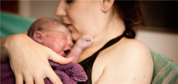 Frau mit Neugeborenem