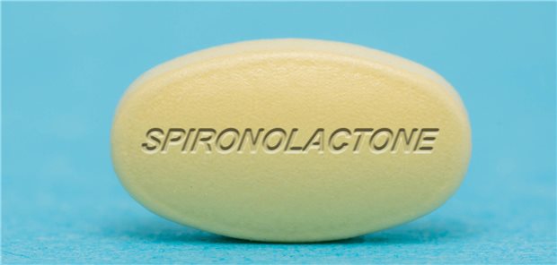 Wirkt Spironolacton bei HFpEF? Nahaufnahme einer Tablette mit der Aufschrift Spironolacton.