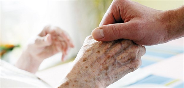 Künstliche Ernährung am Lebensende Bei einer Umfrage unter Klinikärzten gab knapp die Hälfte der Befragten an, unsicher bei der Therapieentscheidung für Sterbenskranke zu sein.