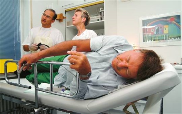 Moderne Vorsorgemaßnahmen scheitern bei Männern oft am antiquierten Rollenbild Bei einer Vorsorge-Koloskopie sieht man Männer eher selten.