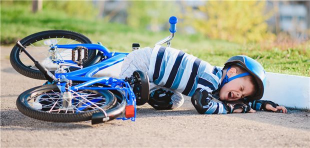 Ein kleiner Junge hat einen Fahrradunfall