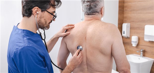 Bei einer ambulant-erworbenen Pneumonie gilt es vor allem auch kardiovaskuläre Komplikationen im Blick zu behalten. (Symbolbild mit Fotomodellen)