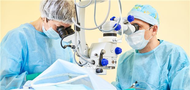 Bei einer endokrinen Orbitopathie sind häufig operative Maßnahmen erforderlich, um den Visus zu erhalten, Doppelbilder zu korrigieren oder eine kosmetische Besserung zu erzielen. (Symbolbild mit Fotomodellen)
