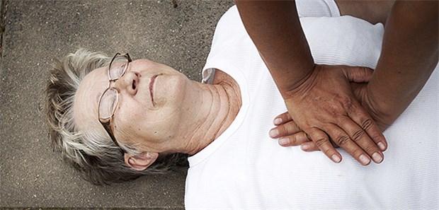 Bei Herzstillstand nichts zu tun, ist immer falsch Bei einer sofortigen Reanimation können etwa 17 Prozent der Patienten mit Herzstillstand später gesund oder nur mit kleinen Beeinträchtigungen die Klinik verlassen.