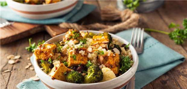 Eine Schüssel mit einem veganen Gericht aus Gemüse und Tofu.
