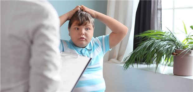 Bei einigen Kindern und Jugendlichen hat die Corona-Pandemie zur deutlichen Gewichtszunahme geführt.  (Symbolbild mit Fotomodell)