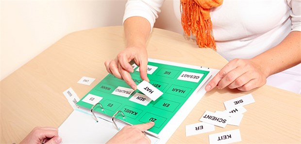 Sprachtherapie hilft Bei etwa 85 Prozent der Patienten mit chronischer Aphasie nach Schlaganfall ist das "sprachliche Netzwerk" im Gehirn geschädigt.