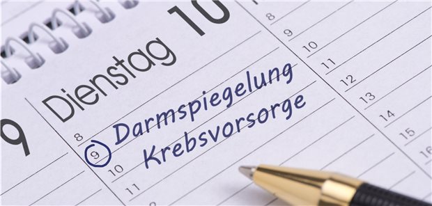 Bei familiärer Belastung sollte es einen gesetzlichen Anspruch auf eine Darmkrebsvorsorge bereits vor dem 50. Lebensjahr geben, betonen Gastroenterologen.