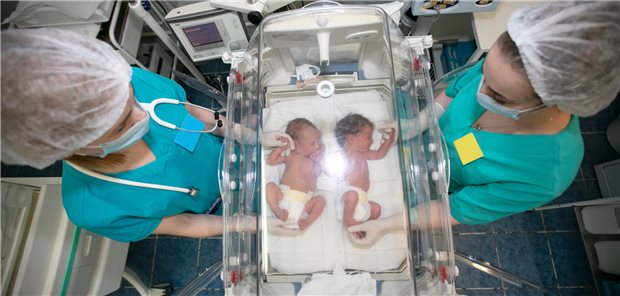 Bei frühgeborenen Zwillingen mit einem Gestationsalter von 23+0 bis 25+6 SSW ist einer retrospektiven Studie zufolge die Prognose verschlechtert, nicht jedoch bei in der 26+0 bis 28+6 SSW Geborenen.