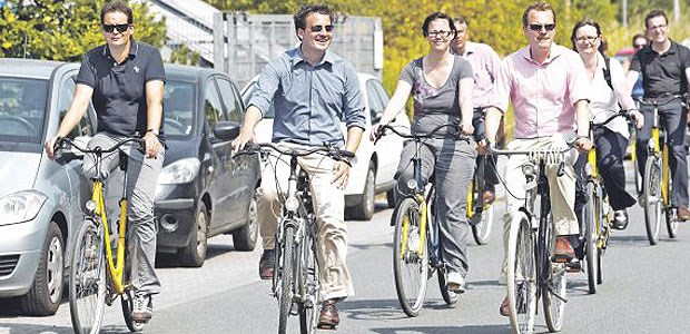 Im Sattel mit Minister Bahr Bei herrlichem Sonnenschein unterwegs in Münster: Daniel Bahr (3. von rechts) tritt zusammen mit Journalisten kräftig in die Pedalen. Mit dabei auch Sunna Gieseke von der Ärzte Zeitung (links neben Bahr).