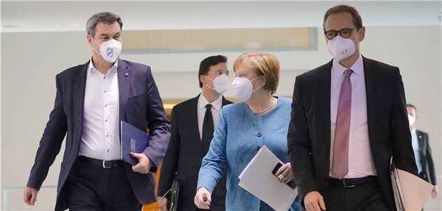Kanzleramt kündigt mehr Rechte für Corona-Geimpfte an Bei ihrem virtuelle Impfgipfel haben Bund und Länder keine konkreten Beschlüsse gefasst. Bundeskanzlerin Angela Merkel (CDU), Markus Söder (CSU, l), Ministerpräsident von Bayern und CSU-Vorsitzender, und Michael Müller (r, SPD), Regierender Bürgermeister von Berlin nach dem Impfgipfel auf dem Weg zur Pressekonferenz.