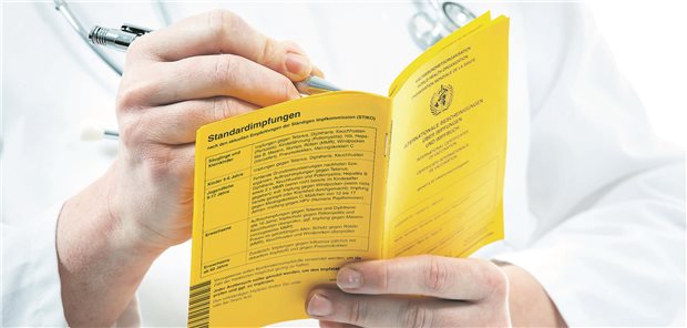 Invasive Pneumokokken-Infektionen: Wer besonders gefährdet ist Ein Arzt füllt einen Impfpass aus.
