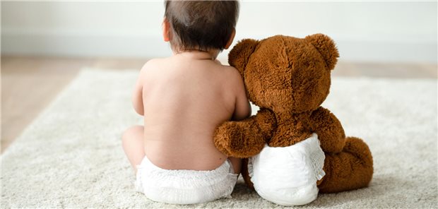 Baby mit Teddy.