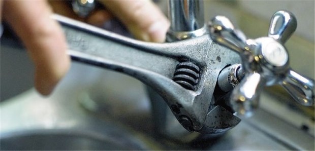 Wann dürfen Mieter den Handwerker rufen? Bei kleinen Schäden, wie dem tropfenden Wasserhahn, müssen sich Mieter unter Umständen erst einmal selbst behelfen.