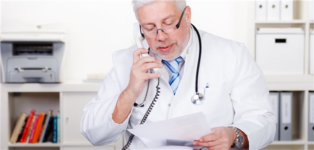 Hausärzte sehen Auslaufen der Telefon-AU kritisch Im Zweifel und bei leichten Infekten ist die Anamnese auch per Telefon möglich. Dann konnte bisher eine AU-Bescheinigung nach Telefonkontakt ausgestellt werden. (Symbolbild mit Fotomodell)