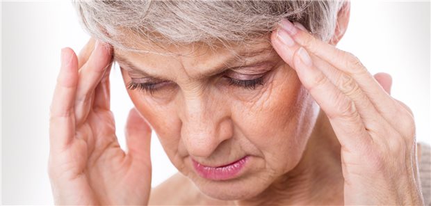 Symbolbild Frau mit Kopfschmerzen