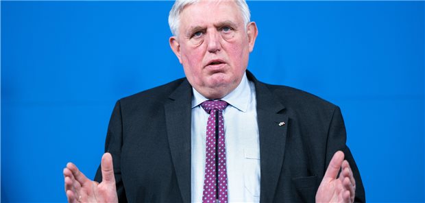 Ja zur Impfpflicht im Gesundheitswesen – aber ohne Prügel Bei möglicherweise bis zu 80.000 ungeimpften Beschäftigten im Gesundheitswesen in NRW wird die Umsetzung der einrichtungsbezogenen Impfpflicht herausfordernd: Landesgesundheitsminister Karl-Josef Laumann (CDU).