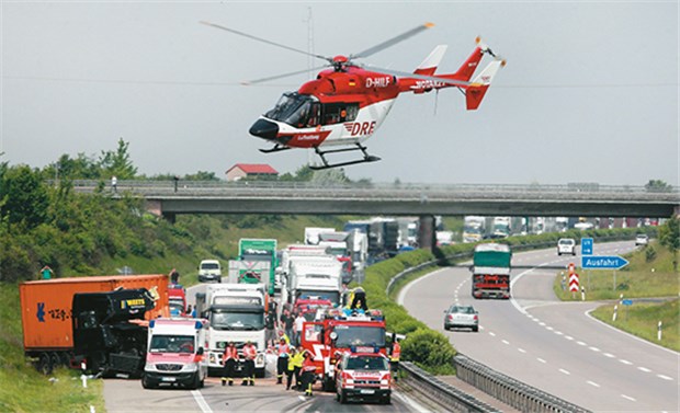 Seit 40 Jahren kommt der Notarzt aus der Luft Bei schweren Verkehrsunfällen wie hier auf der A 14 bei Halle werden Rettungshubschrauber angefordert.