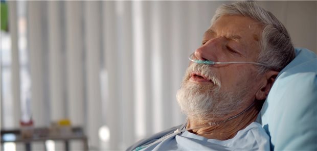 Bei schwerer COPD kann bei einigen Betroffenen eine Dauerantibiose von Vorteil sein. Doch, wer profitiert am ehesten? (Symbolbild mit Fotomodell)
