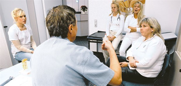 Bei unpopulären Maßnahmen ist Transparenz oberstes Gebot: Alle im Praxisteam sollten auf gleichem Infostand sein.