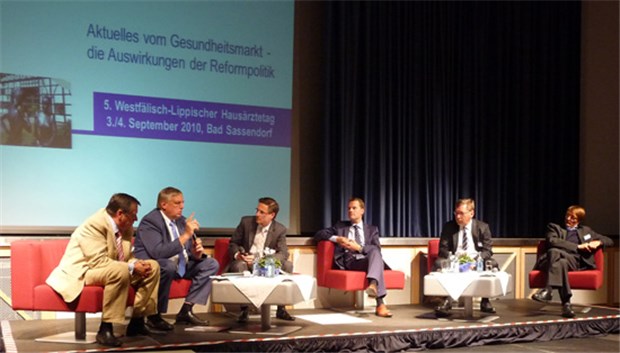 Beim 5. Westfälisch-lippischer Hausärztetag in Bad Sassendorf diskutieren (von links nach rechts) Dr. Wolfgang Hoppenthaller, Karl-Josef Laumann, der Moderator Martin von Berswordt-Wallrabe, Daniel Bahr, Ulrich Weigeldt und Professor Karl Lauterbach.