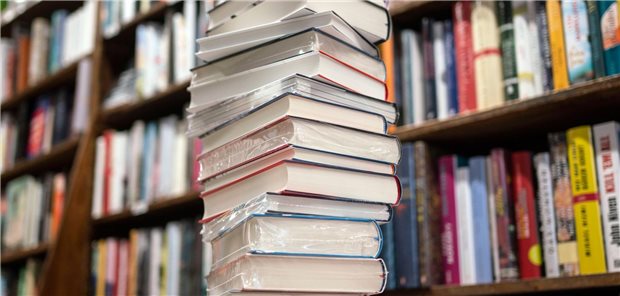 Ein Stapel mit vielen Büchern