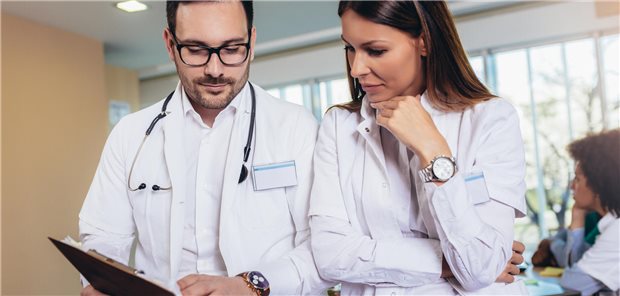 Beim Austausch zwischen Hausärzten und Onkologen gibt es noch Luft nach oben. Von einer besseren Kommunikation würden auch die Patienten profitieren (Symbolbild).
