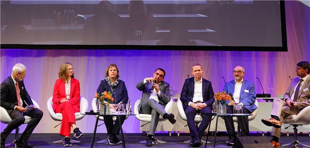 Beim Bayerischen Hausärztetag diskutierten (v.l.): Moderator Torsten Fricke, Eva Lettenbauer (Grüne), Ruth Waldmann (SPD), Gesundheitsminister Klaus Holetschek (CSU), Dr. Dominik Spitzer (FDP), Dr. Peter Bauer (Freie Wähler) und BHÄV-Landesvorsitzender Dr. Wolfgang Ritter.
